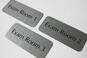bien-ten-phong-ban-mica-inox-kinh-go-14(1)(1)